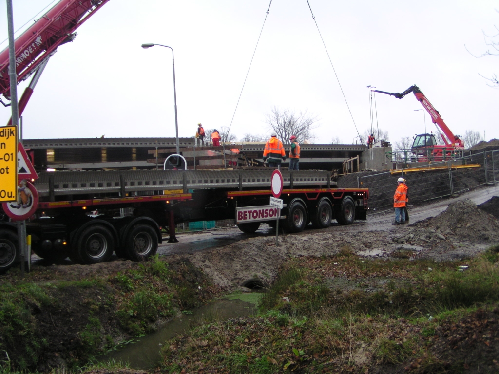 p1200010.jpg - De prefab liggers zijn een streekproduct van de firma Betonson te Son. Aanvoer geschied met "convoi exceptionel" gemerkte voertuigen, maar transportbegeleiders waren hier niet nodig.