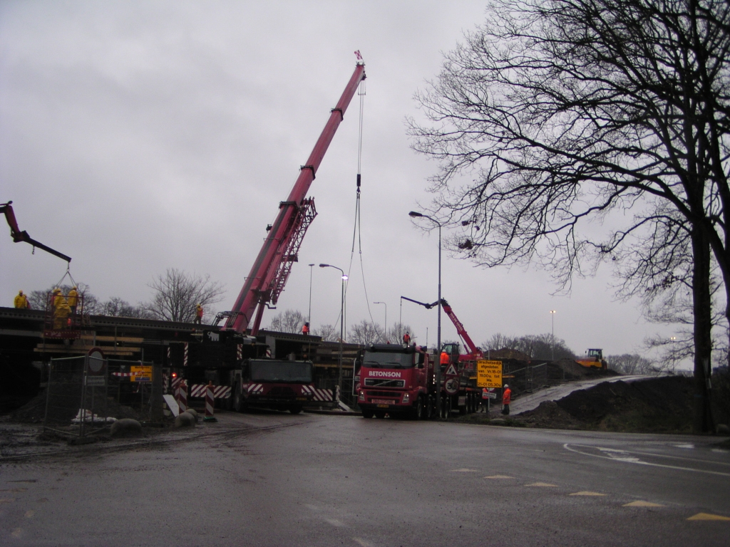 p1200011.jpg - De Oirschotsedijk is afgezet voor alle verkeer voor het plaatsen van liggers op de nieuwe landhoofden en steunen.