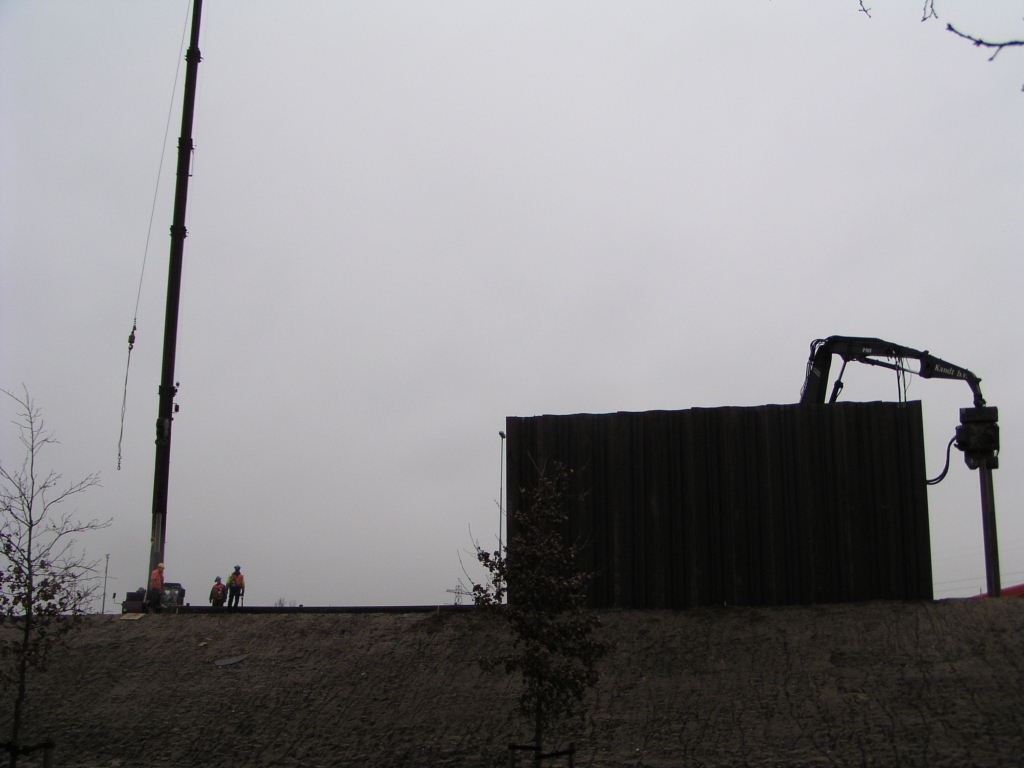 p1240008.jpg - Zicht vanuit de Waalrese woonwijk de Voldijn op het intrillen van de eerste 8 meter hoge geluidsschermen.