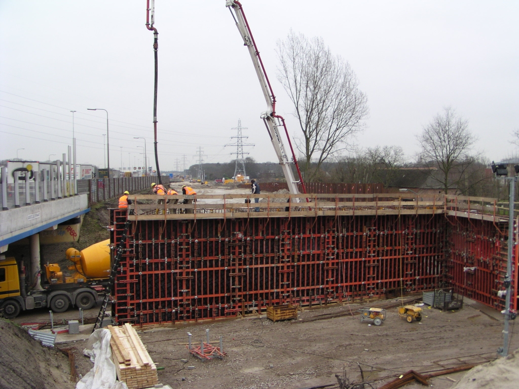 p1240010.jpg - Beton storten in een muur voor de onderdoorgang Gestelsestraat. Goed te zien is de ruimtereservering voor de toekomstige bredere hoofdrijbaan. Daar ligt nu nog een viaduct, maar zal ook veranderen in een onderdoorgang (tunneltje).