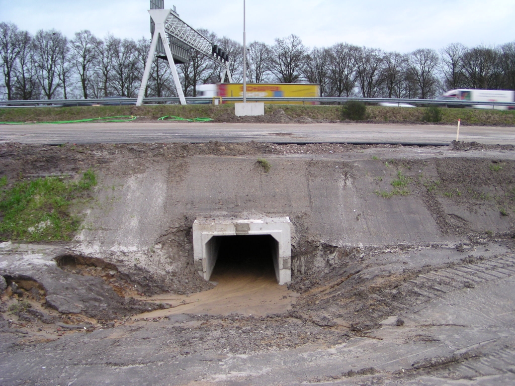 p1250017.jpg - Een constante in de reportage: de amfibietunnel halverwege het viaduct Oirschotsedijk en de aansluiting Airport. Congestie dreigt hier als gevolg van drijfzand. Asfalt is terug aangebracht.  week 200802 