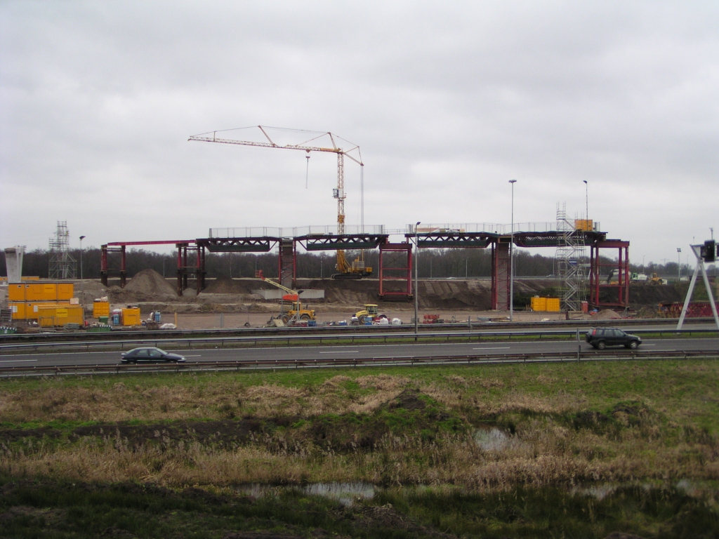 p1270007.jpg - Voortgang van het grootste kunstwerk van het project: de parallelbaan zuidwest flyover in Kp. de Hogt.