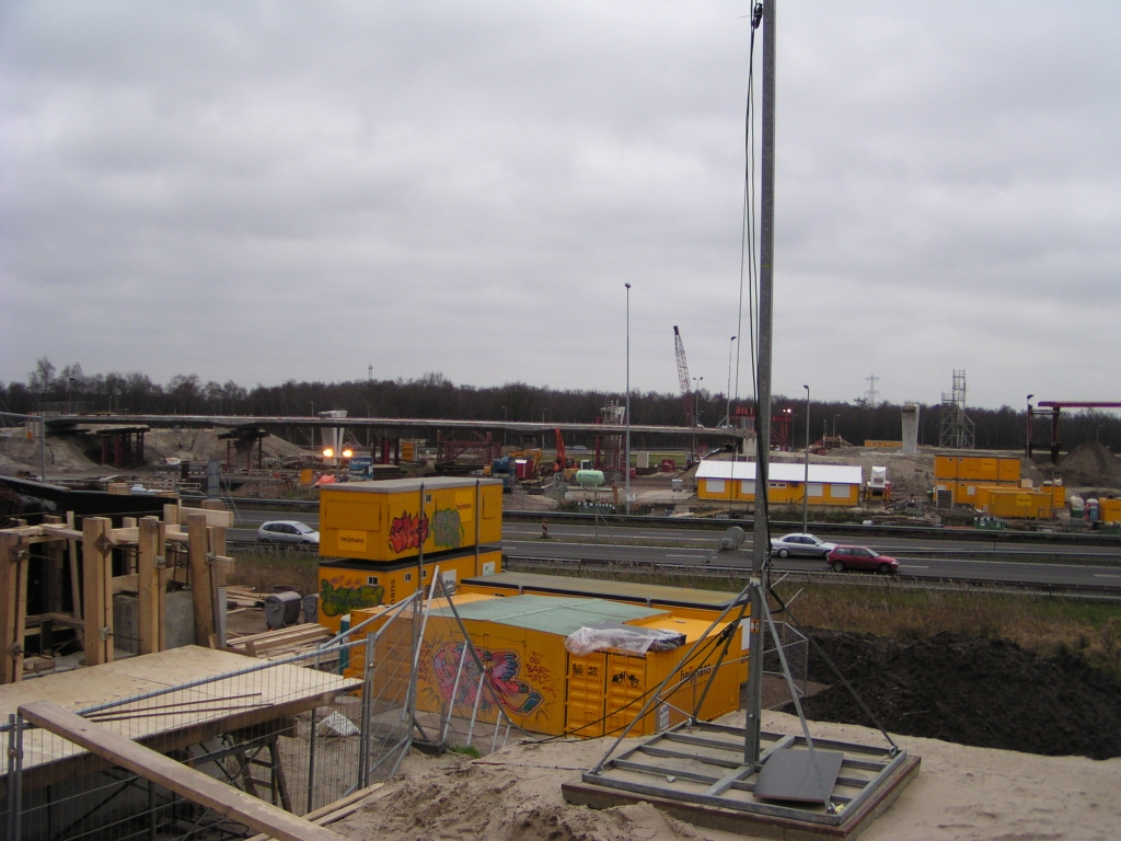 p1270011.jpg - A67 brug en drie pilaren voor de parallelbaan flyover. Tussen de middelste en rechtse pilaar gaat de parallelbaan de A67 over.  week 200801 