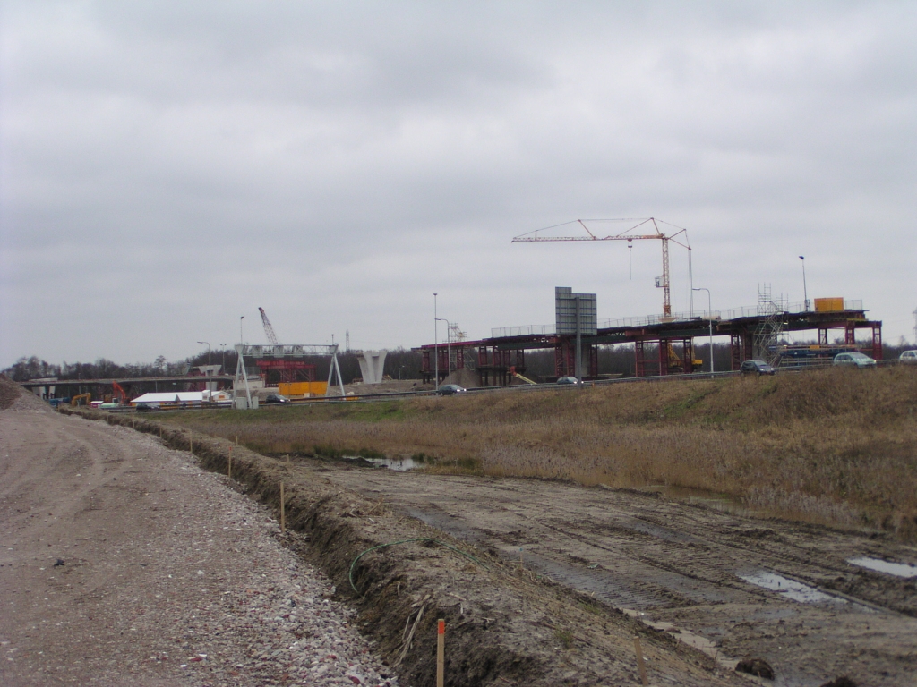 p1270012.jpg - Een poging tot overzichtsplaatje van de Hogt-core met de parallelbaan zuidwest flyover en A67 Dommelbrug. Rechts is nog net een blauwgekleurde pilaarbekisting te onderscheiden, die ik nergens kan plaatsen in de tracekaart.