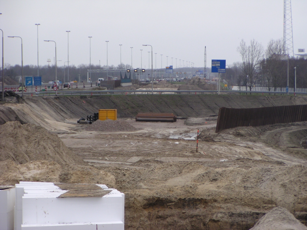 p1270017.jpg - De afrit Veldhoven zuid vanuit de richting Maastricht op een tijdelijk zandlichaam. De geluidsschermen rechts, wederom opgetrokken met het universeel bouwmateriaal damwand, verraden de uiteindelijke ligging van de afrit.