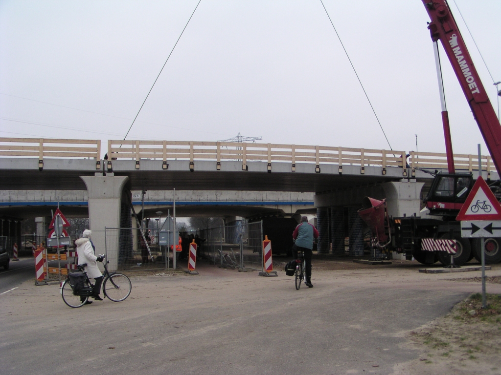 p1290001.jpg - Plaatsing van de allerlaatste ligger in de parallelbaan viaducten Holstlaan met een verkeersstop voor fietsers.