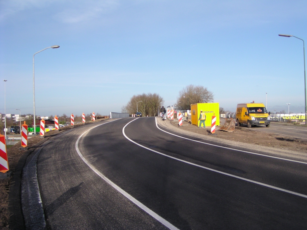 p2010010.jpg - De enkele weken geleden geplaatste hulpbrug in de O.L. Vrouwedijk over de A67, nabij Kp. de Hogt, is inmiddels in gebruik genomen.