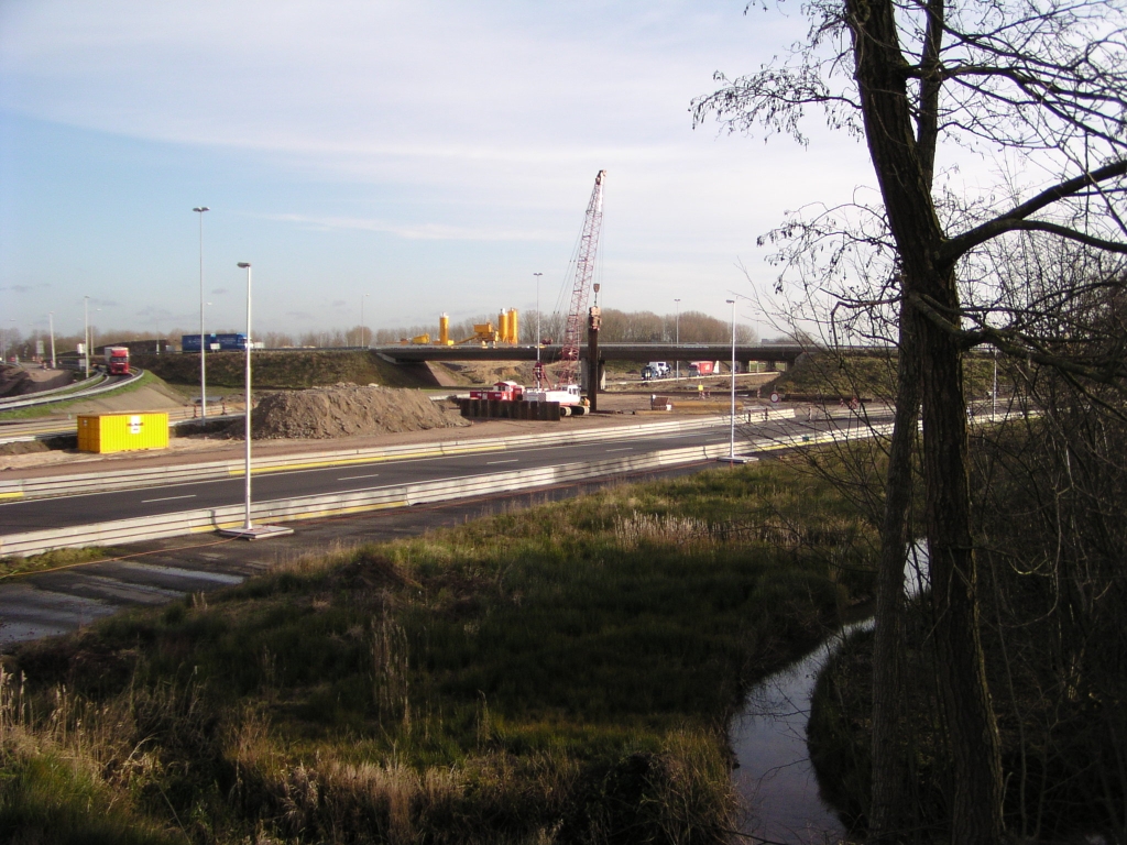 p2010012.jpg - Intrillen van diepwanden op een plek in Kp. de Hogt waarvan we zelfs na uren bestuderen van kaarten geen idee hebben waarvoor het gaat dienen.