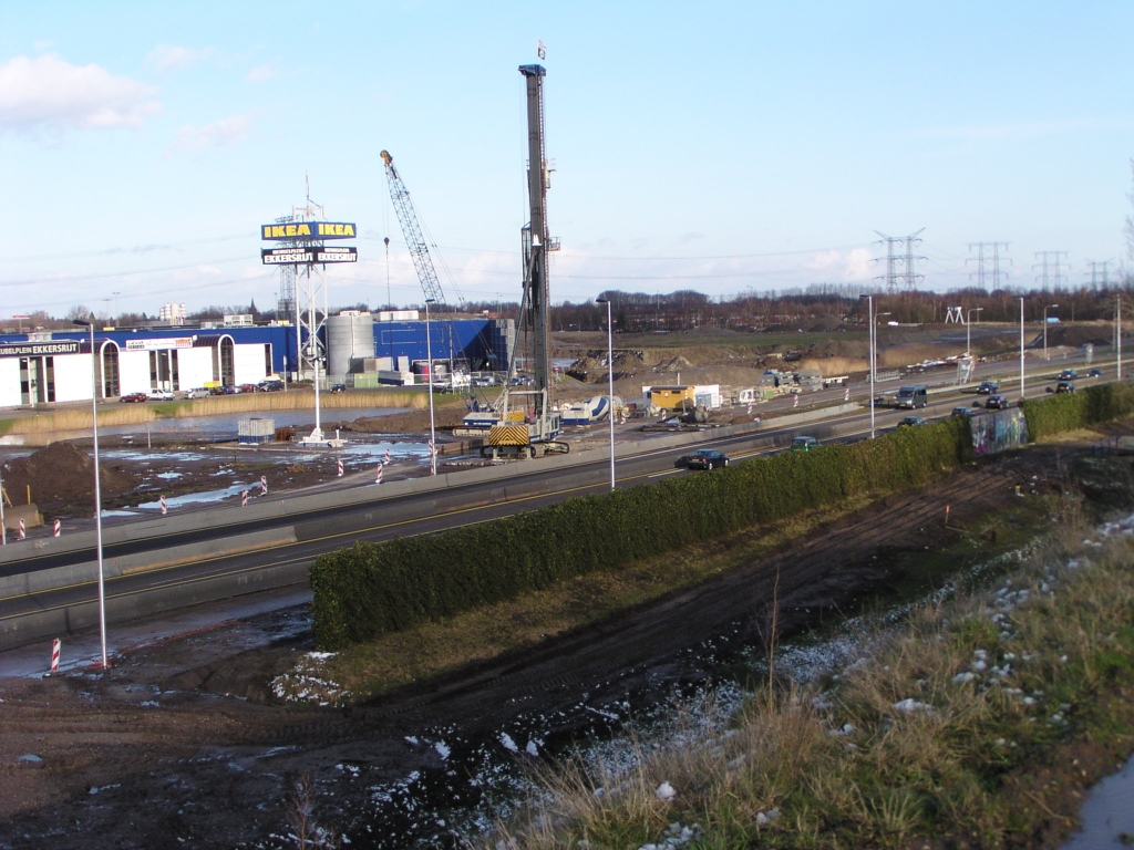 p2020013.jpg - Bij het fietstunneltje onder de A58 is een imposant grondbewerkingstuig verschenen.