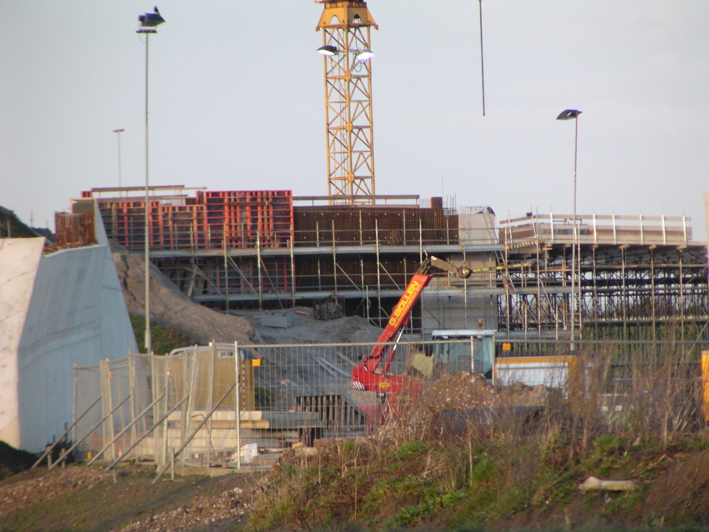 p2020024.jpg - Toestand van het westelijk landhoofd in KW 4C in Kp. Batadorp, waaronder al een stukje parallelbaanasfalt (niet in beeld) gereed ligt. Die parallelbaan scheert vervolgens langs de betonnen muur links, onder het nieuwe begin van de A58 in de richting Tilburg.  week 200748 