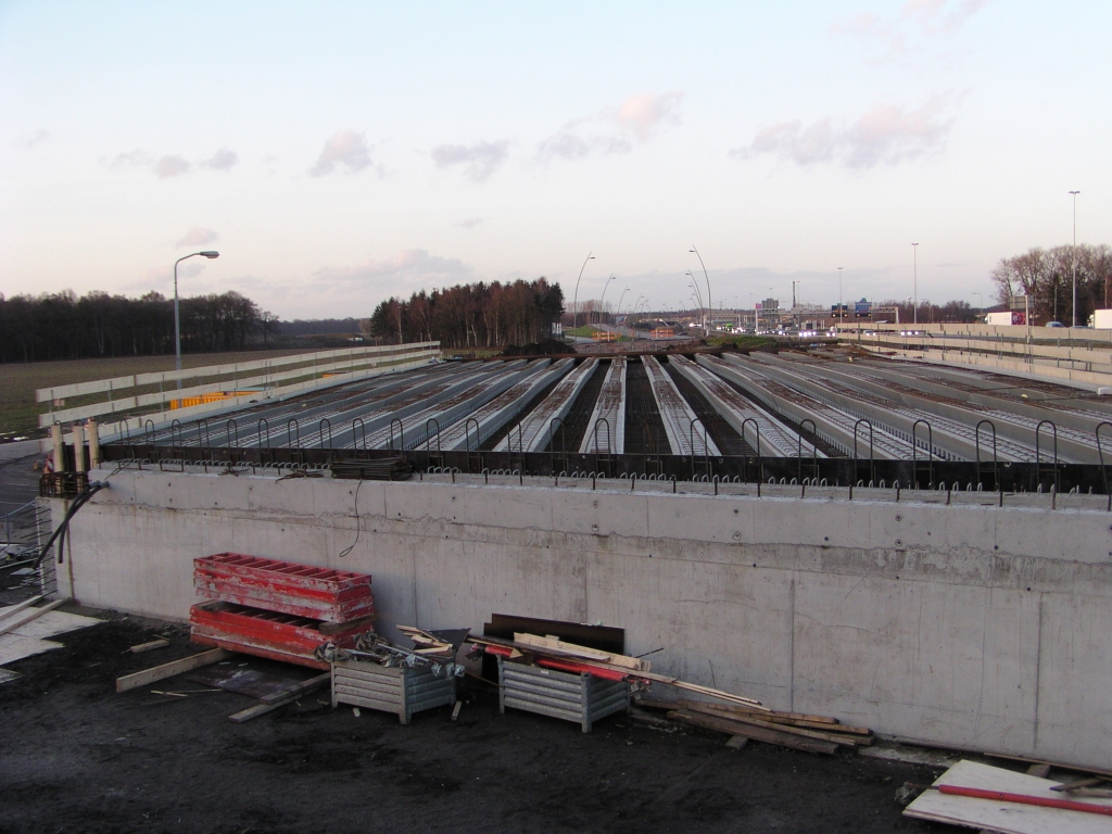 p2020027.jpg - Op het viaduct parallelbaan over de Oirschotsedijk zijn de voorbereidingen voor het storten van de druklaag in volle gang, zoals het aanbrengen van bekisting.  week 200803 