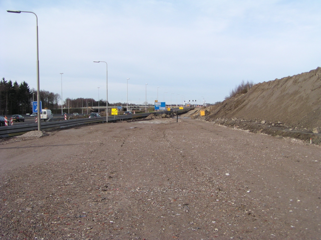 p2030007.jpg - Het verbouwen van de afrit Airport vanuit de richting Maastricht, zodat de parallelbaan eronder gelegd kan worden, werd uitgesteld tot het weekeinde 15-18 februari. Er moet inderdaad nog 1 en ander gebeuren zoals we hier zien.