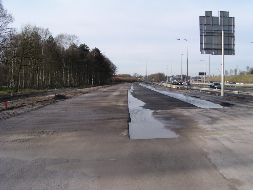 p2030010.jpg - Blik op het eerste gedeelte parallelbaan dat in gebruik zal worden genomen, westelijk deel tussen aansluitingen Airport en Veldhoven Noord, dat goeddeels van asfalt onderlagen is voorzien.  week 200801 