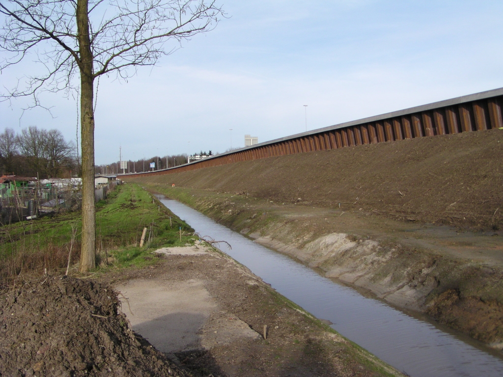 p2030013.jpg - Een beeld dat we op vele plaatsen vanuit de stad gaan zien. Roestig damwand als geluidscherm in diverse hoogten. Vanuit de volkstuin Welschap, nabij de aansluiting Strijp/Centrum, kijkt men tegen 2 meter hoog damwand aan.  week 200801 