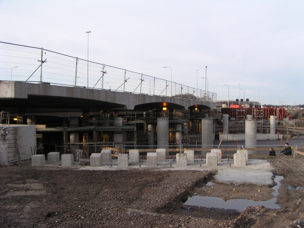 p2030018.jpg - Het opgevijzelde viaduct in de aansluiting Veldhoven noord dat verbreed en verhoogd gaat worden. Pijlers voor het verbreedsel zijn gereed aan de randen maar nog niet in het midden van de Noord-Brabantlaan. Hiervoor is een rijstrookafzetting op deze laan noodzakelijk.  week 200746 