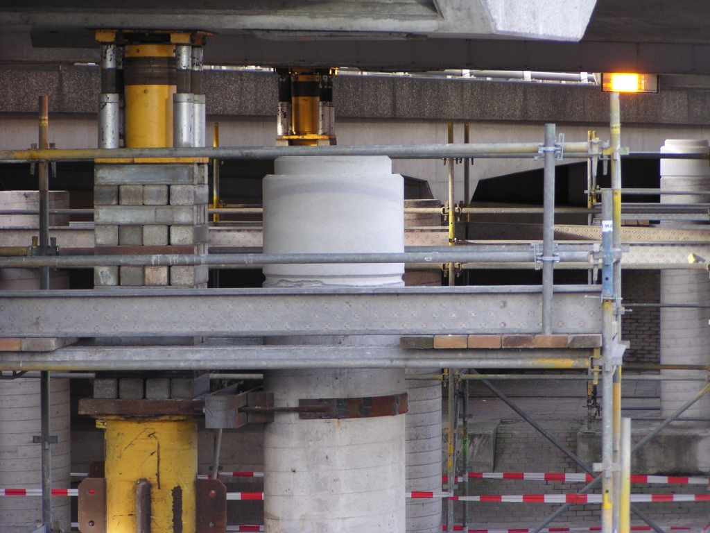 p2030019.jpg - Verhoging van de bestaande pilaren wordt gerealiseerd met deze 40cm hoge betonnen "opzetkapjes".  week 200746 