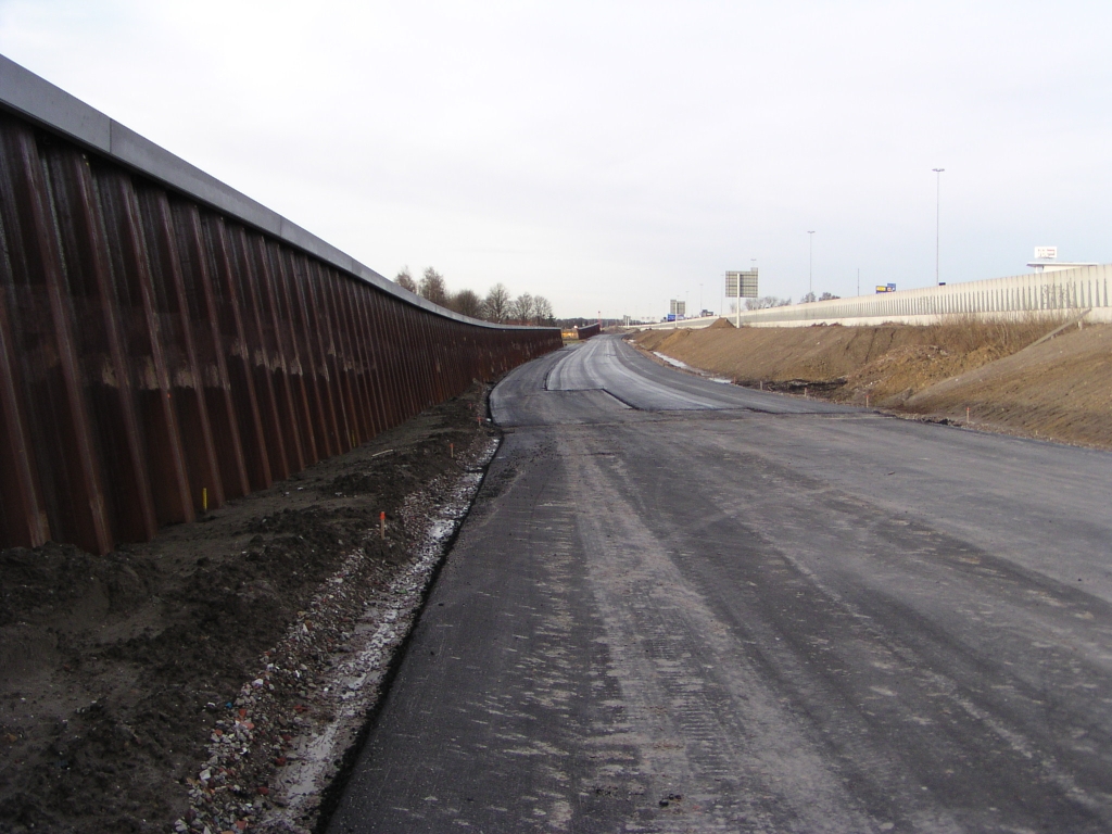 p2030022.jpg - Naar het noorden gaande zien we een voorbereiding op de zich nog in de procedurefase bevindende nieuwe aansluiting Meerenakkerweg: een invoegstrook.