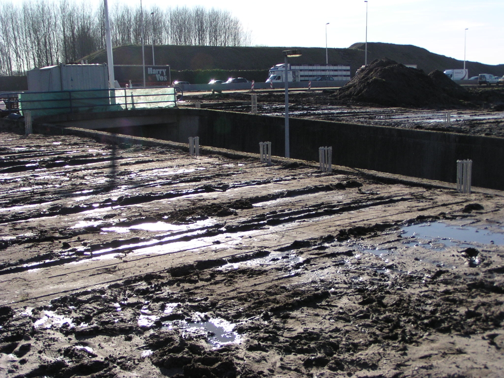 p2080026.jpg - Behulpzaam personeel legde desgevraagd uit, dat de funderingen nodig zijn voor een geheel nieuw kunstwerk, over de bestaande fietstunnel heen. Dat is noodzakelijk omdat de weg hier 1,5 meter hoger komt te liggen, en de bestaande tunnel al dat extra zand niet kan dragen.