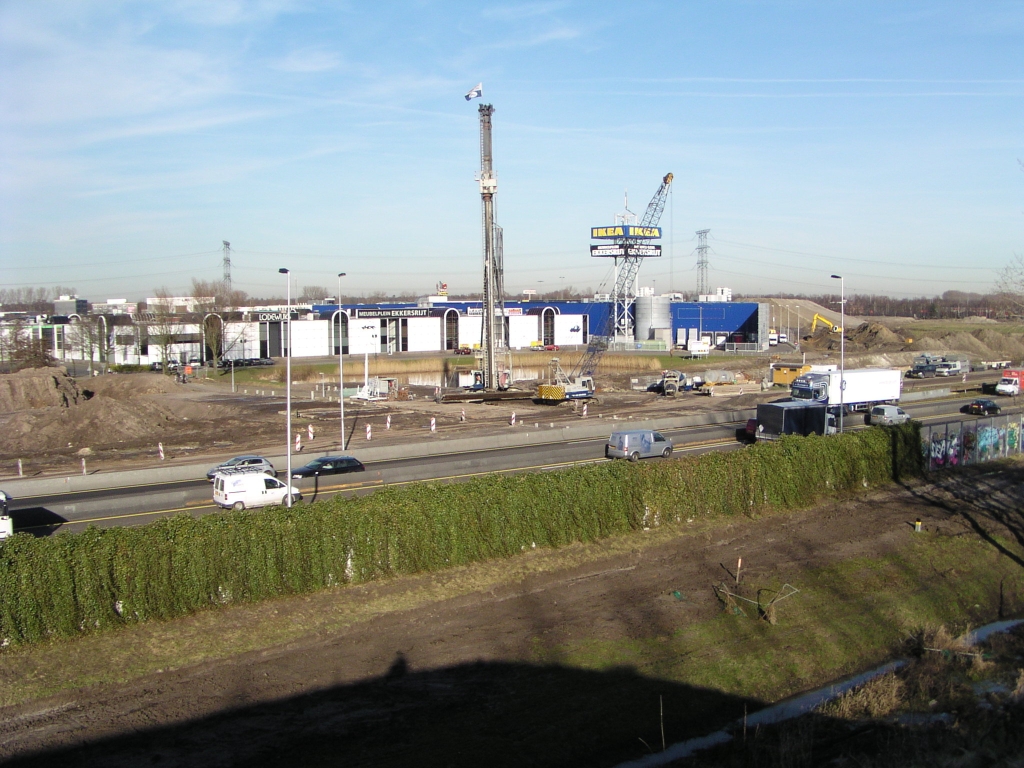 p2080027.jpg - Werkzaamheden rond het fietstunneltje deze keer op vrijdagmiddag bezocht, zodat het imposante werktuig in actie gezien kon worden.