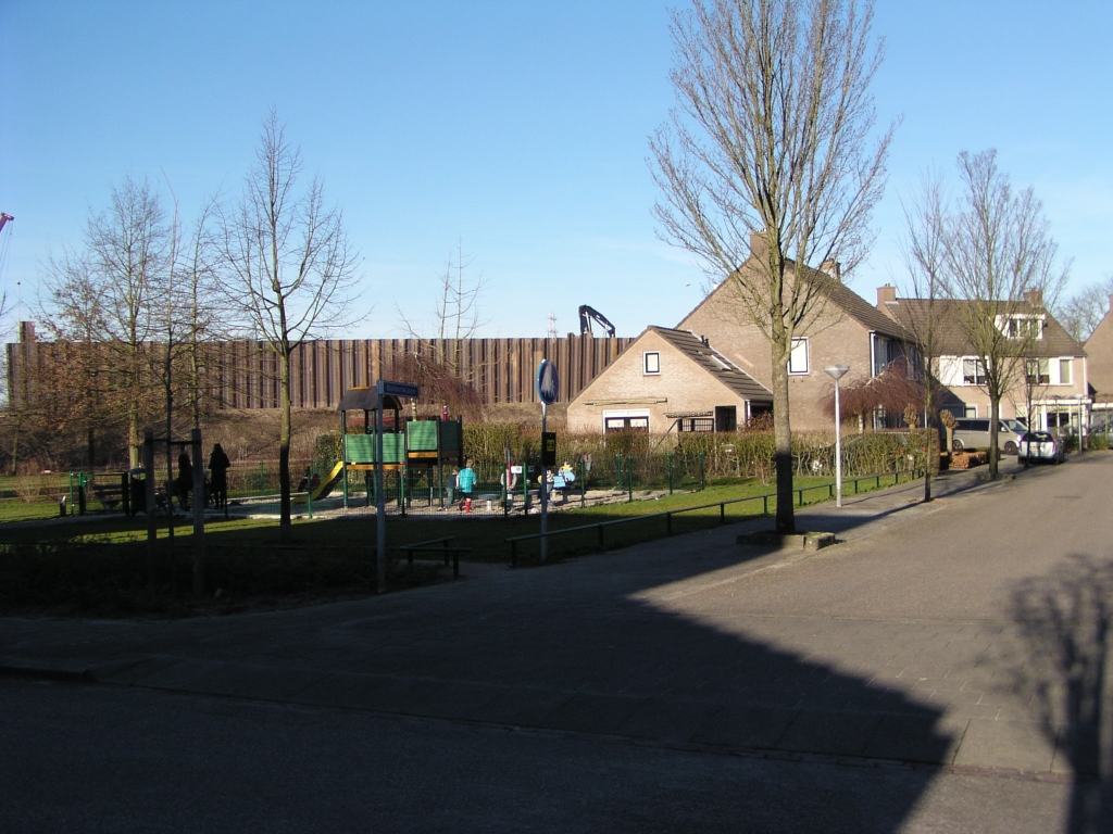 p2090049.jpg - De bewoners van de wijk de Voldijn zijn niet onverdeeld gelukkig met de 8 meter hoge cortenstalen damwanden. Er was de indruk gewekt dat op zijn minst een gedeelte van de hoogte van het scherm zou bestaan uit transparante elementen. Het onderwerp heeft de aandacht van de lokale pers:  Protest tegen geluidswal bij Voldijn   Onduidelijkheid rond geluidswal langs A2   Ophef over geluidswal Voldijn duurt voort   Raad Waalre bespreekt omstreden geluidswal 