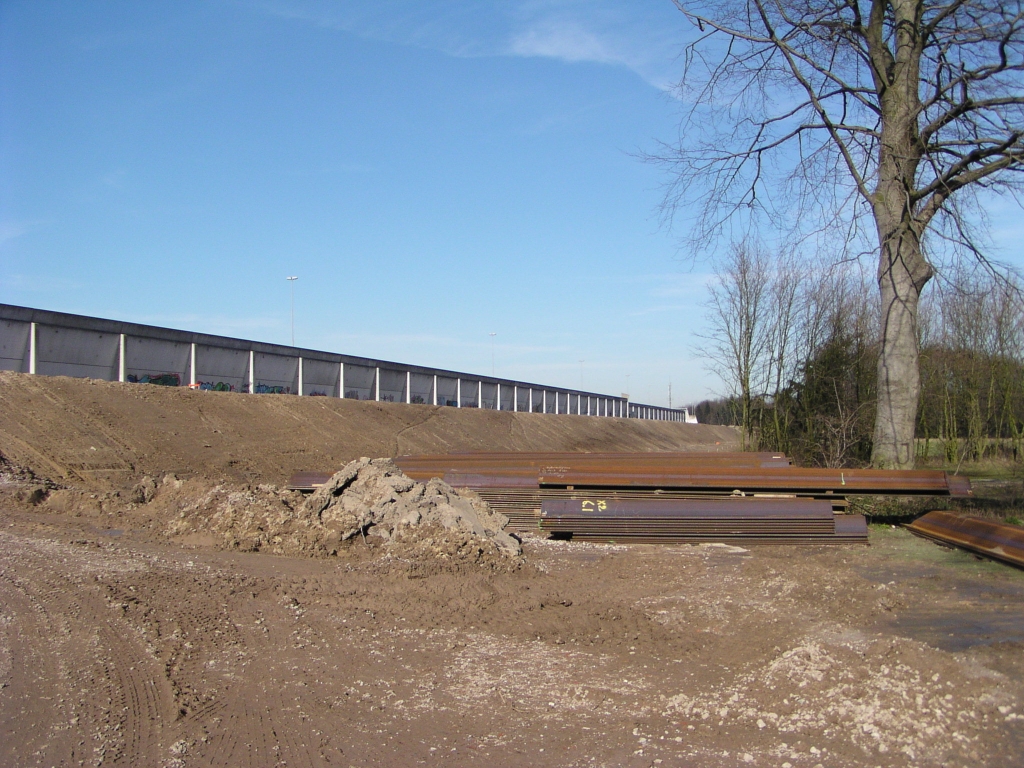 p2100001.jpg - Veel aandacht deze week voor geluidsschermen vervaardigd uit damwanden. Hier in het Philips van Lenneppark ligt een stapel gereed voor een 8 meter hoog scherm. Als dat gereed is kan het bestaande betonnen scherm worden gesloopt.