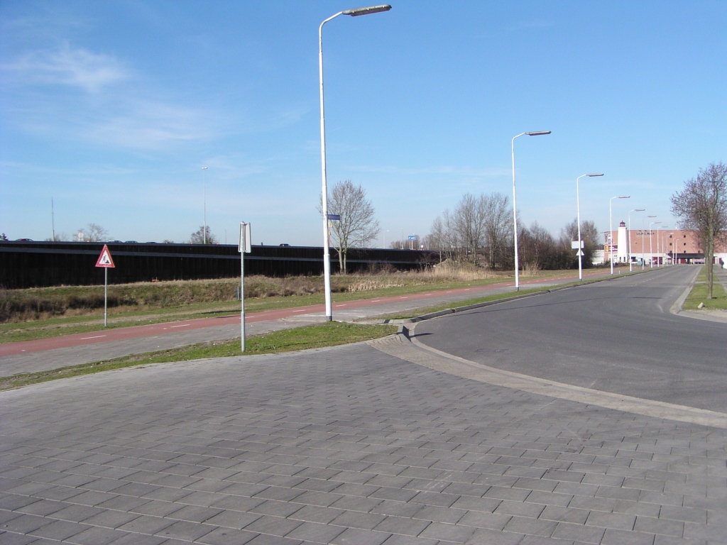 p2100004.jpg - Helaas in de schaduw liggende damwandenformatie bij de Wekkerstraat op het bedrijventerrein de Hurk. Het basismateriaal damwand wordt hier niet toegepast als geluidsscherm maar als begrenzing van zandlichamen, zodat er geen ruimteverlies is door taluds.