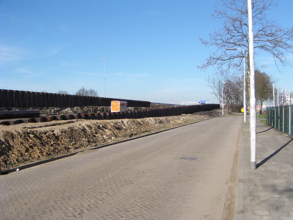 p2100005.jpg - Een identieke damwandenconfiguratie als aan de Wekkerstraat vinden we terug aan de Hoevenweg, eveneens op bedrijventerrein de Hurk, die pal tegen de parallelbaan oost aan komt te liggen.