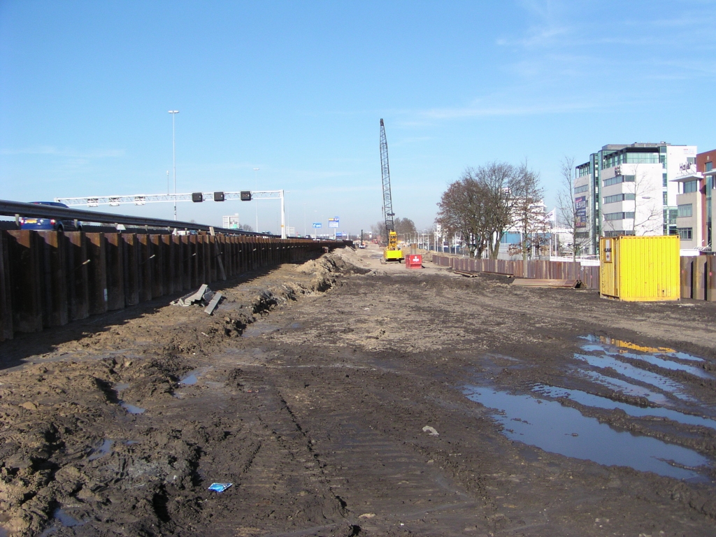 p2100006.jpg - Ook de automobilist zal nadrukkelijk met het Cortenstaal geconfronteerd worden, als hij/zij ertussen door rijdt op de parallelbaan.