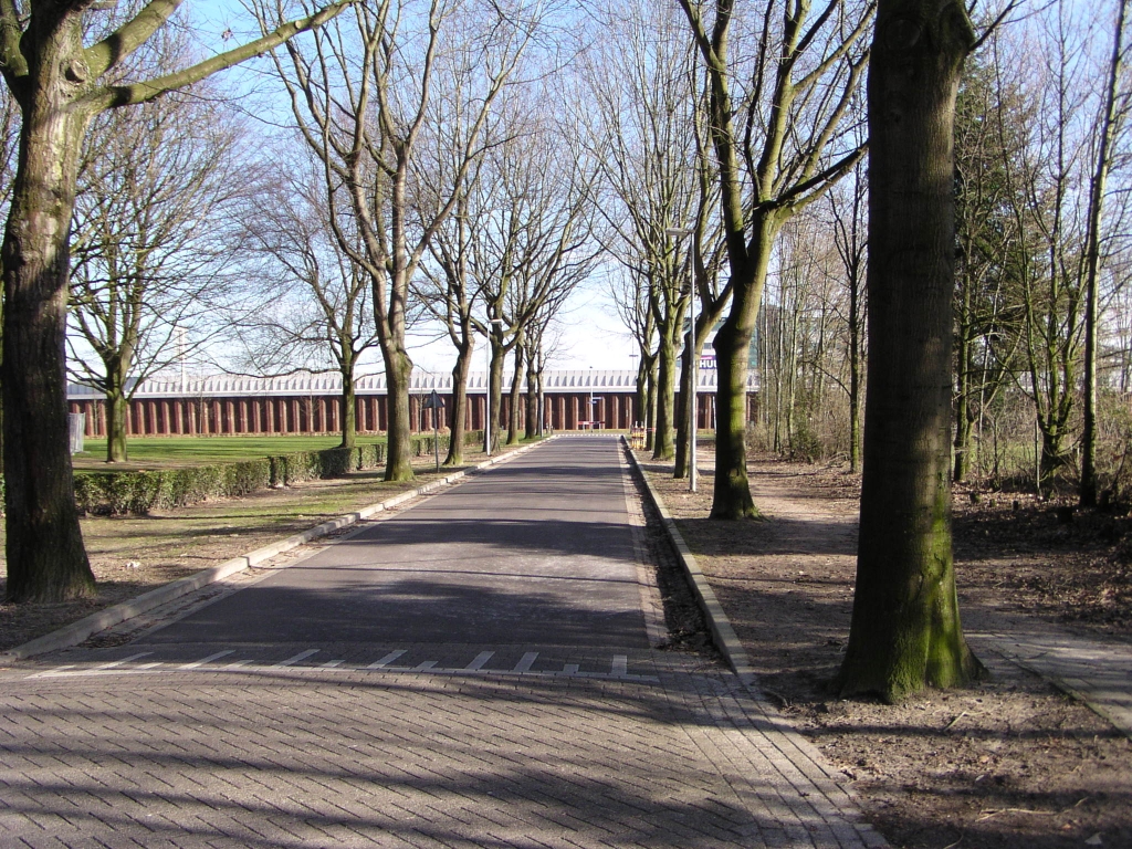 p2100008.jpg - Het geluidsscherm Peter Zuidlaan, hier gezien vanaf de Blaarthemseweg, lijkt een kartelrand te hebben, maar dat is het bestaande scherm van de verhoogd liggende hoofdrijbaan verderop. Dat laatste zal worden vervangen door een scherm van 6 meter hoog.