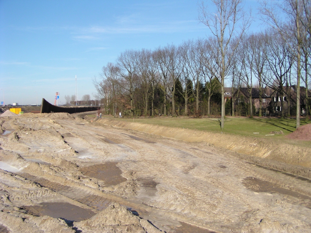 p2100010.jpg - Nog steeds de wijk Hanevoet, waar het scherm nog niet doorgetrokken kan worden omdat het parallelbaan zandlichaam nabij de onderdoorgang Ulenpas nog niet op hoogte is.