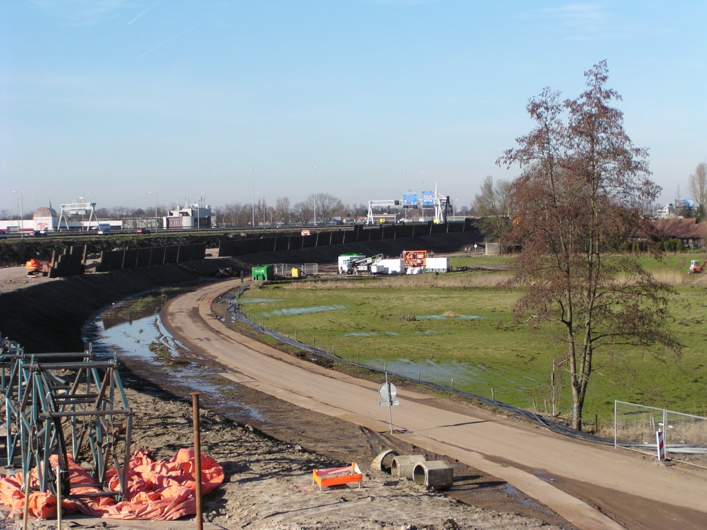 p2100013.jpg - Damwanden geluidsscherm, 3 meter hoog, langs de parallelbaan noordoost nabij Kp. de Hogt. De hoofdrijbaan, verhoogd gelegen, zal dan nog eens schermen van 6 meter hoog krijgen. Naar verluidt wordt daar geen damwand toegepast maar aluminium buizen.