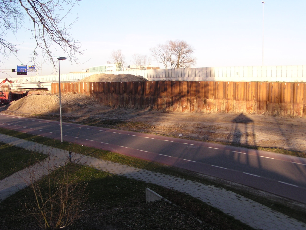 p2100038.jpg - Peter Zuidlaan in Veldhoven, iets ten zuiden van het viaduct Meerenakkerweg, damwand toegepast als "zandlichaambak". De daardoor bespaarde ruimte is hard nodig om een geplande toerit vanaf de Meerenakkerweg naar de parallelbaan te kunnen realiseren.