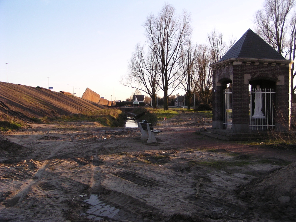 p2100042.jpg - De volgende damwanden formatie is het 5 meter hoge geluidsscherm tussen de aansluiting Veldhoven en het viaduct Meerenakkerweg aan de westzijde (Sliffertsestraat).