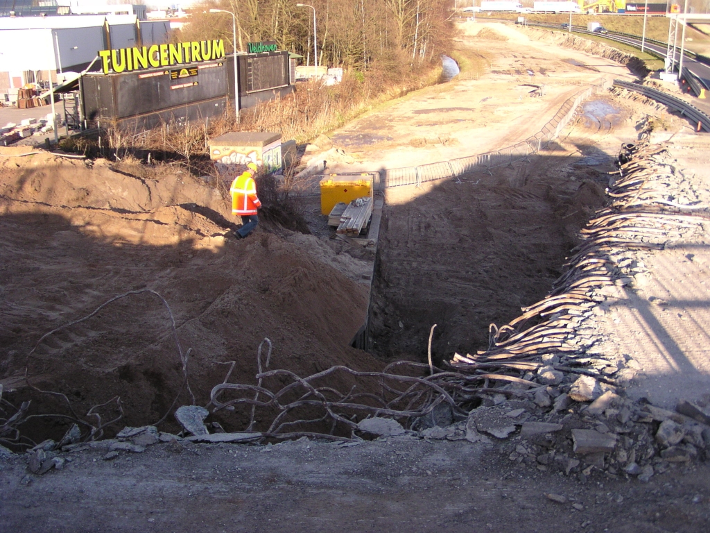 p2150002.jpg - Het segment tussen landhoofd en eerste steunen, waar nog maar kort geleden de invoeger vanuit de richting Amsterdam naar de richting Antwerpen onderdoorging, is grotendeels "doorgeknipt".