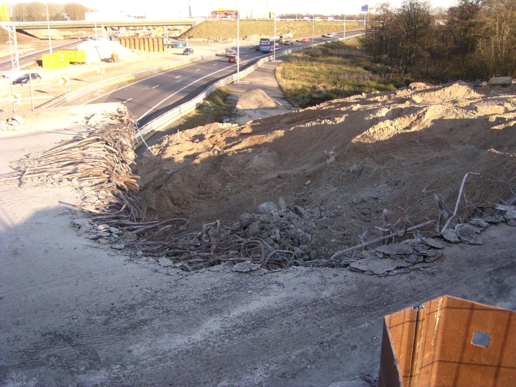 p2150003.jpg - Aan de zuidzijde van het viaduct is een zelfde inknip actie gedaan.