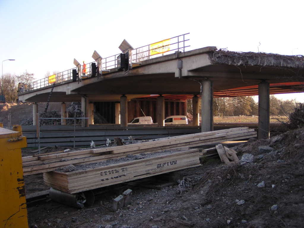 p2150005.jpg - Het viaduct moet worden vervangen en verlengd omdat aan de zuidzijde (hier aan de overkant) de A67 van drie naar vier rijstroken gaat en sterker naar het zuiden afbuigt. De vier stroken komen overeen met het viertal richtingen waaruit de reiziger vanuit Antwerpen moet kiezen: Amsterdam, Eindhoven west, Maastricht, Eindhoven zuid.