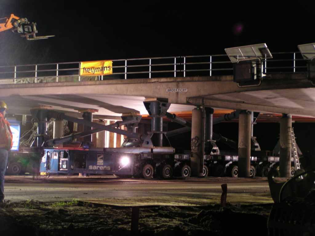 p2150006.jpg - Omstreeks 23:00, een uur na het afsluiten van de A67 tussen Kp. de Hogt en de aansluiting Eersel, zijn de platformcarriers onder het zuidelijk brugdeel reeds ingereden.