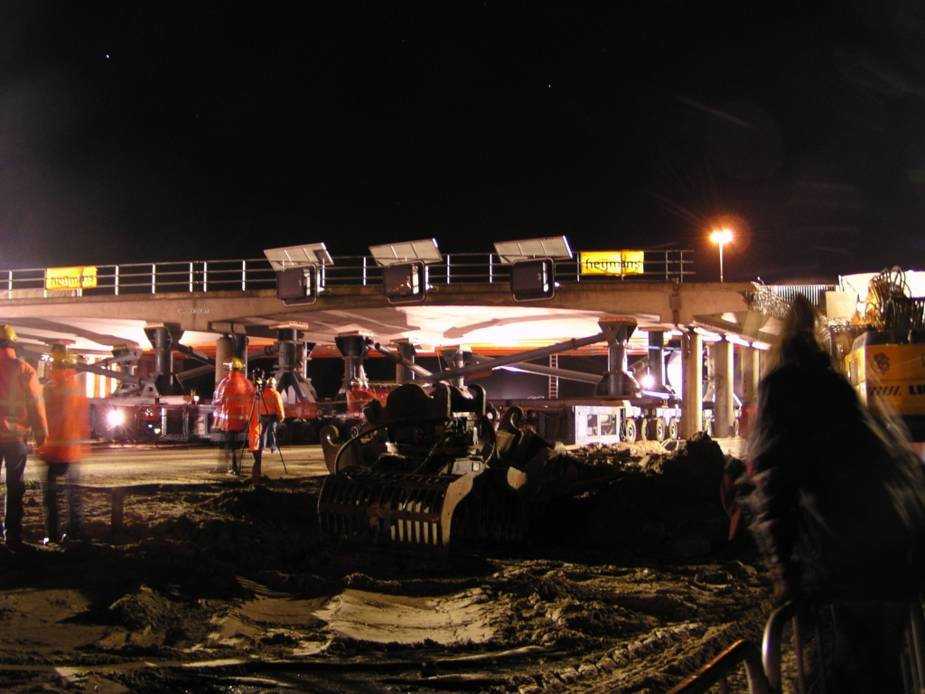 p2150009.jpg - 48 assen op hun plek. Het viaduct weegt 1200 ton, dus 25 ton per as.