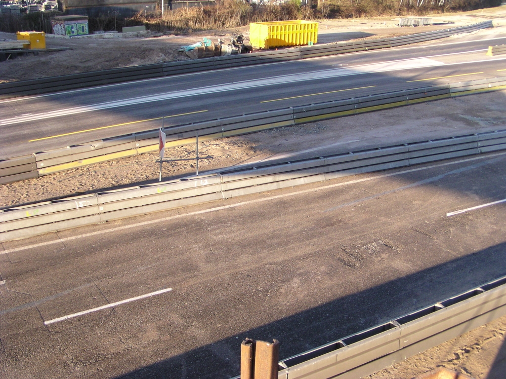 p2160002.jpg - Beschadiging wegdek A67 als gevolg van de uitrij- en pilarensloopoperatie.