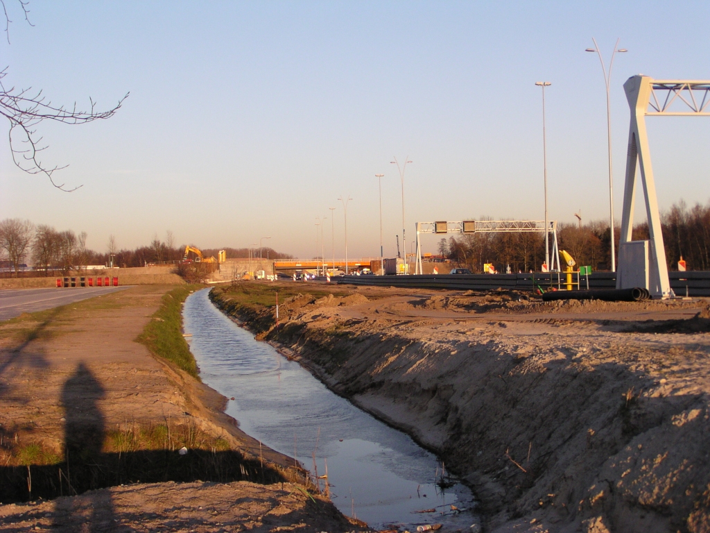 p2160004.jpg - Lokatie aan de A67 waar tijdens de afsluiting ook "iets met een riool" gedaan is, maar daar is niets meer van te zien.