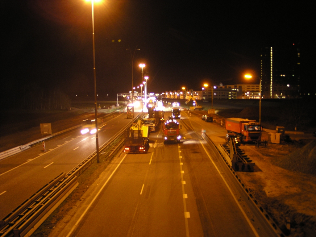 p2160030.jpg - Ondertussen wordt van de afgesloten A67 gebruik gemaakt voor nog twee klusjes: het vervangen van een strook asfalt en (verderop) "iets met een riool".