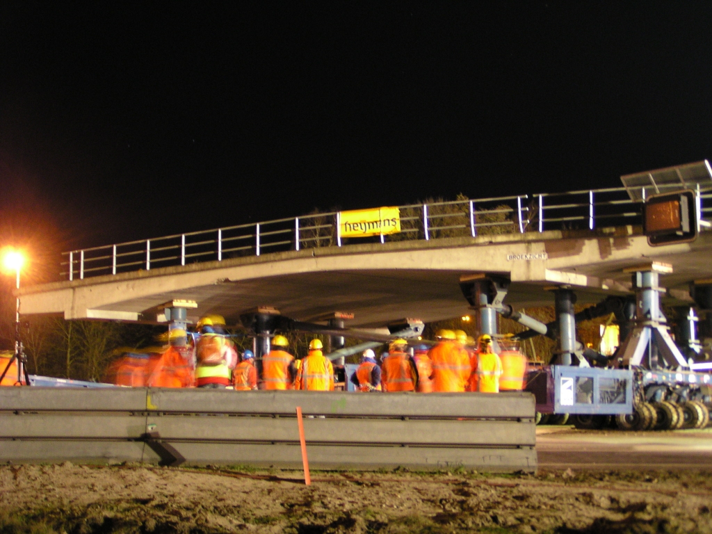 p2160032.jpg - Maar weer eens naar beneden gewandeld, al is het alleen maar om warm te blijven. De brugleuning is hier en daar vervrongen door het breken van het viaduct.