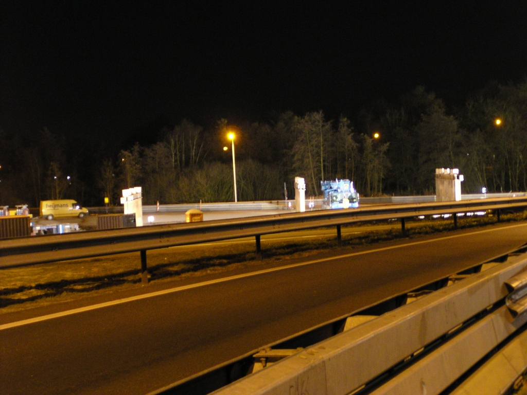 p2160036.jpg - Weer een stukje wandelen op een plek dichterbij de ultieme bestemming, langs de verbindingsboog A2-A67 in de richting Antwerpen.