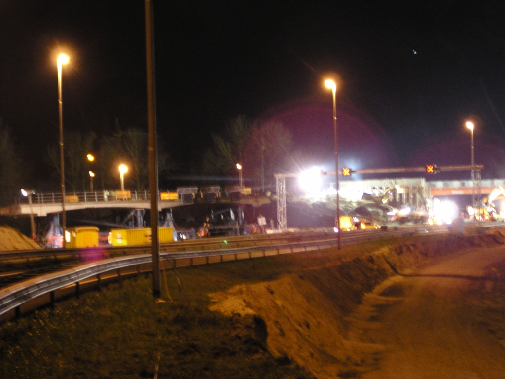 p2160037.jpg - De functie van de nog op het viaduct aanwezige signaleringsinstallatie werd al eerder overgenomen door het hulpportaal rechts.