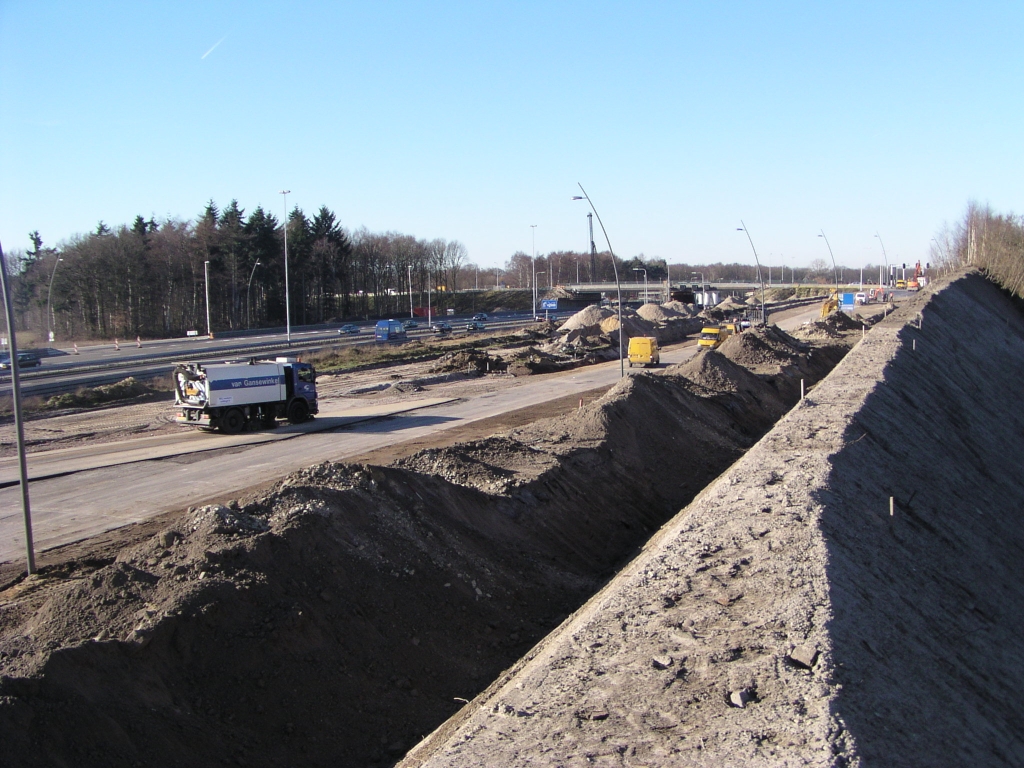 p2170008.jpg - De nieuwe afrit wordt voorlopig over de parallelbaan heen gelegd. We staan hier op een compact vormgegeven geluidswal waarin zo te zien een soort beton is verwerkt.