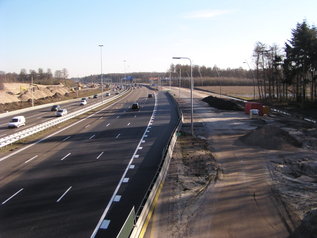 p2170011.jpg - Aan de zuidwest kant van KW 9 neemt de tijdelijke oversteek van hoofd- naar parallelrijbaan duidelijke vormen aan.  week 200750 