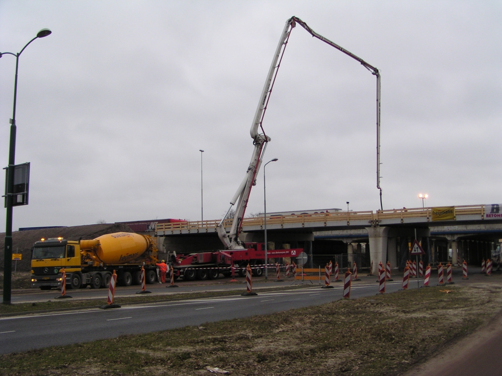 p2220022.jpg - Een overgedimensioneerde betonpomp hier bij KW 28 lijkt het. Het zou evengoed KW 19 kunnen bedienen.