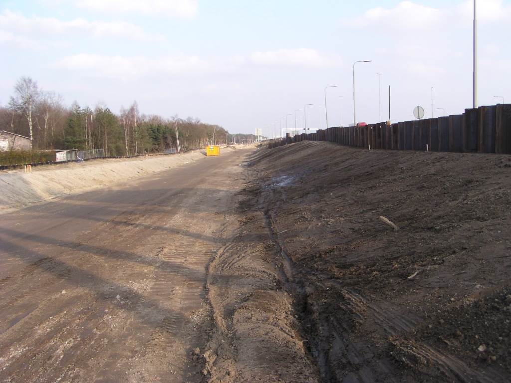 p2240012.jpg - Parallelbaan noord kijkende naar de rotonde Leenderheide, waar weer damwanden zijn toegepast om kennelijk de parallelbaan dichter tegen de hoofdrijbaan te kunnen aanleggen, alhoewel de tracekaart de indruk geeft dat dat hier niet echt nodig is.