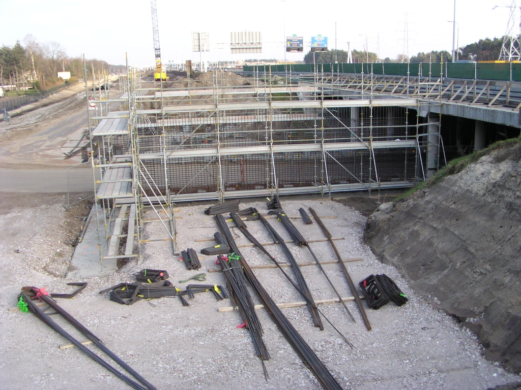 p2240013.jpg - Eerder waren we nog abusievelijk van mening dat het viaduct Roostenlaan (KW 32) verbreed zou worden... niets daarvan, het wordt geheel gesloopt en van vorm veranderd. Nu viaduct, dadelijk onderdoorgang ("tunnel") vorm, net als dit parallelbaan exemplaar.  week 200739 