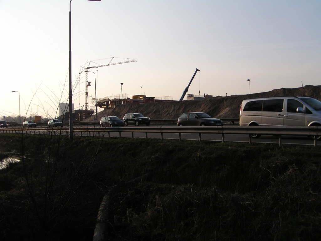 p2240022.jpg - Zuidzijde Kp. de Hogt is irritant gebaricadeerd met natte gronden en dichte beplanting. We komen niet verder dan een glimp van KW 19 en aan de linkerzijde een pilaar voor KW 25.